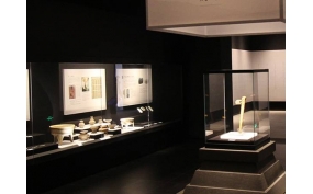 專(zhuān)業(yè)設(shè)計(jì)制作安裝博物館文物展柜的廠家有哪些特點(diǎn)？